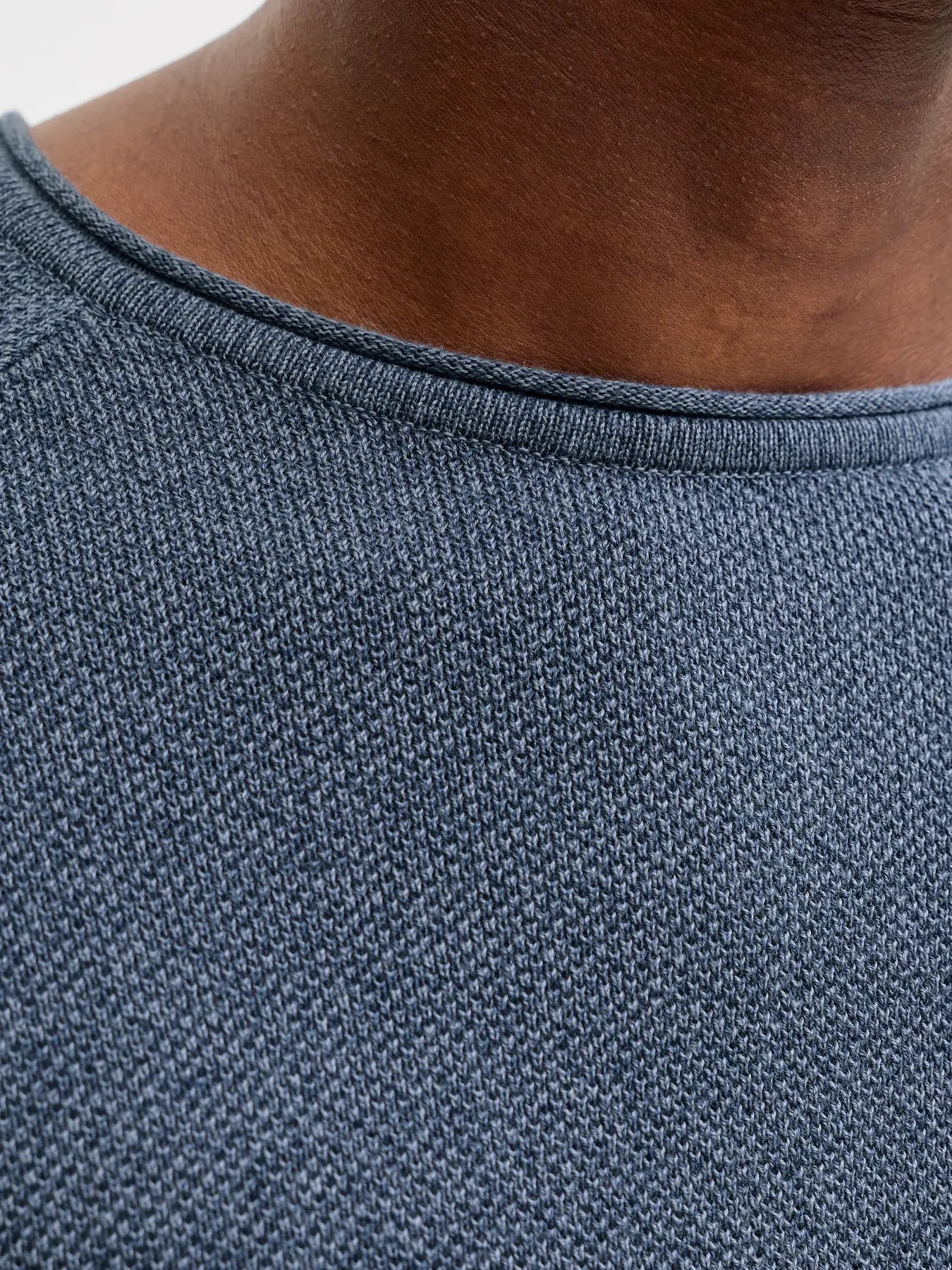 5616090